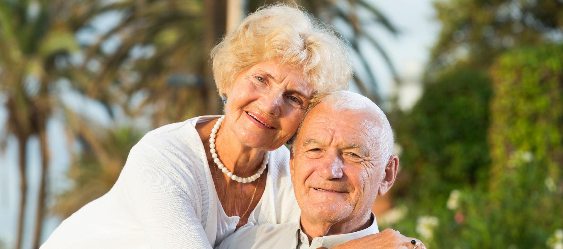 uśmiechnięte małżeństwo